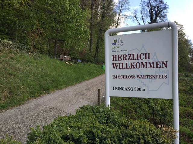 Willkommenstafel vor Schloss Wartenfels