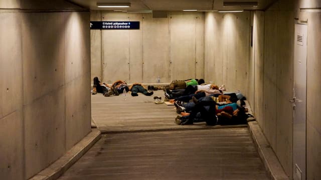 Flüchtlinge, die in Unterführungen schlafen. Flüchtlinge, die in Unterführungen schlafen.