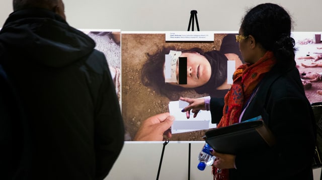 Folterbilder an einer Ausstellung. Folterbilder an einer Ausstellung.