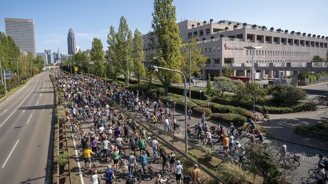 Hunderte Velofahrer auf einer Strasse Hunderte Velofahrer auf einer Strasse