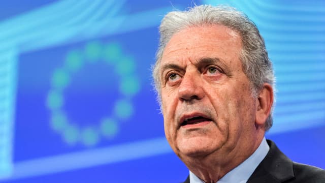 Ein Foto von EU-Kommissar Dimitris Avramopoulos vor der EU-Flagge. Ein Foto von EU-Kommissar Dimitris Avramopoulos vor der EU-Flagge.