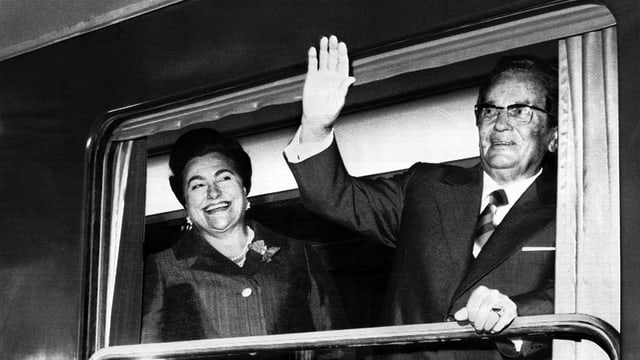 Der damalige jugoslawische Staatschef Josip Broz Tito und seine Frau Jovanka Broz, hier im Bild bei der Eröffnung einer neuen Eisenbahnlinie im Mai 1976. Der damalige jugoslawische Staatschef Josip Broz Tito und seine Frau Jovanka Broz, hier im Bild bei der Eröffnung einer neuen Eisenbahnlinie im Mai 1976.