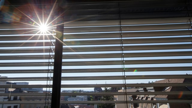 Die Sonne scheint durch die Storen Die Sonne scheint durch die Storen