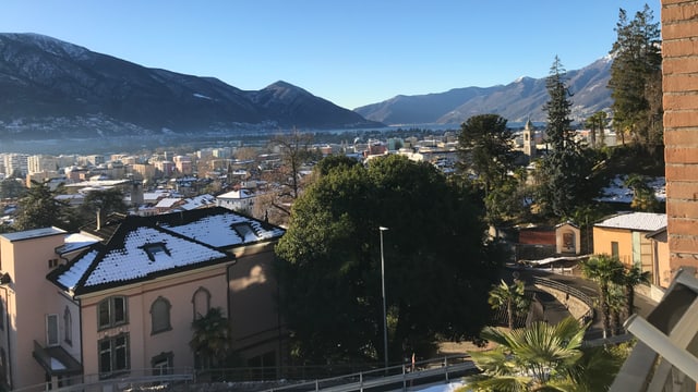 Blick auf den Lago Maggiore, daüber ein wolkenloser Himmel. Blick auf den Lago Maggiore, daüber ein wolkenloser Himmel.