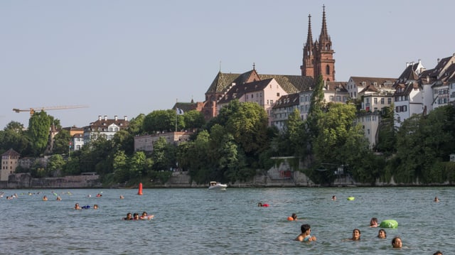 Badende im Rhein bei Basel, dahinter das Münster.
