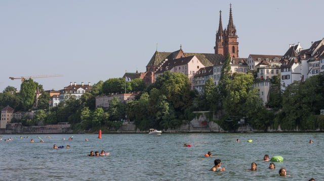 Badende im Rhein bei Basel, dahinter das Münster. Badende im Rhein bei Basel, dahinter das Münster.