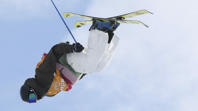 Andri Ragettli durant far in tric sin ils skis. Andri Ragettli durant far in tric sin ils skis.
