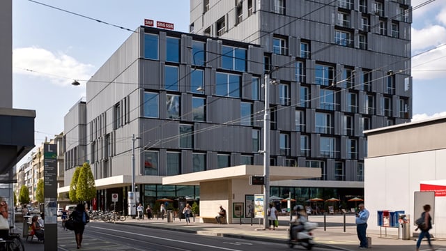 SRF Studio Basel im Meret-Oppenheim-Hochhaus – direkt beim Bahnhof Basel SBB SRF Studio Basel im Meret-Oppenheim-Hochhaus – direkt beim Bahnhof Basel SBB