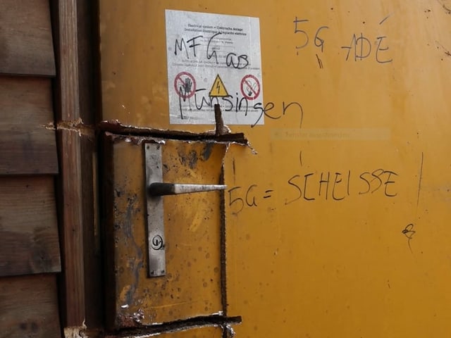 Demolierte Türe mit Kritzeleien: "5G = Scheisse".