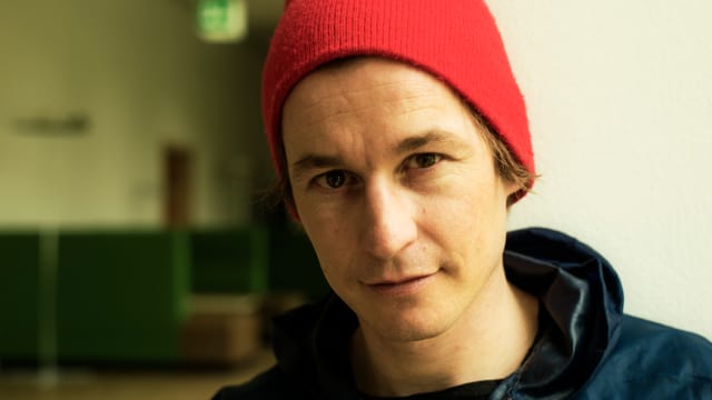 Arno Camenisch, 1978 in Tavanasa im Kanton Graubünden geboren, schreibt auf Deutsch und Rätoromanisch. Arno Camenisch, 1978 in Tavanasa im Kanton Graubünden geboren, schreibt auf Deutsch und Rätoromanisch.