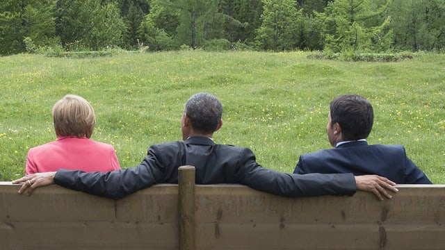 Kanzlerin Merkel, US-Präsident Obama und der italienische Premier Renzi sitzen auf einer Bank in Elmau. Kanzlerin Merkel, US-Präsident Obama und der italienische Premier Renzi sitzen auf einer Bank in Elmau.