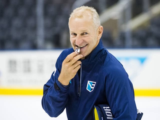 Ralph Krueger mit der Trillerpfeife im Mund. Ralph Krueger mit der Trillerpfeife im Mund.