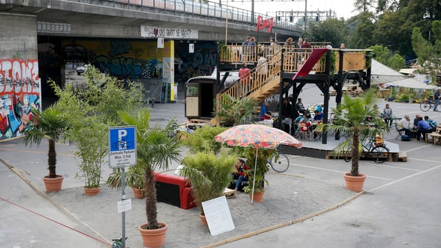 Pflanzen und eine Bar auf dem Platz Pflanzen und eine Bar auf dem Platz