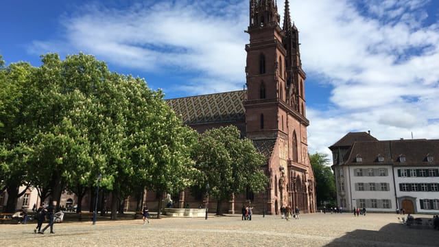 Platz mit grosser, roter Kirche (Münster). Platz mit grosser, roter Kirche (Münster).