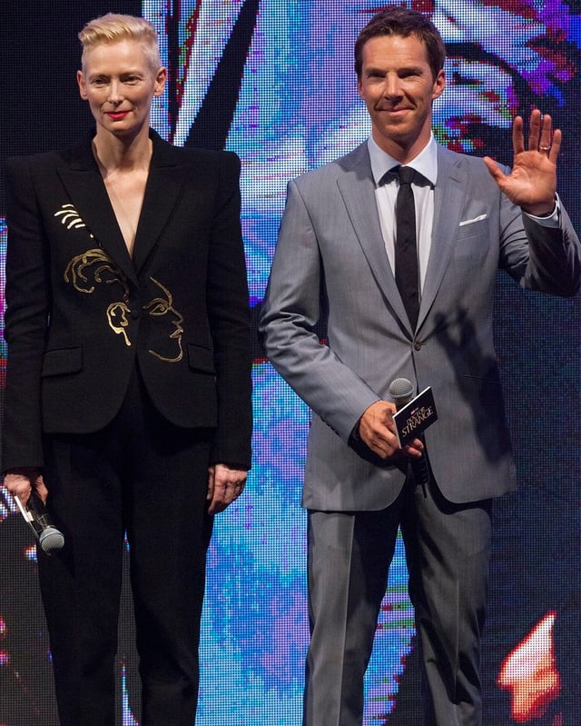 Tilda Swinton und Benedict Cumberbatch posieren in Hong Kong für Photographen. Tilda Swinton und Benedict Cumberbatch posieren in Hong Kong für Photographen.