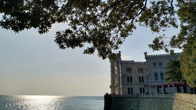 Ein Schloss direkt am Meer. Ein Schloss direkt am Meer.