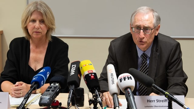 Zwei Personen vor Mikrofonen. Zwei Personen vor Mikrofonen.