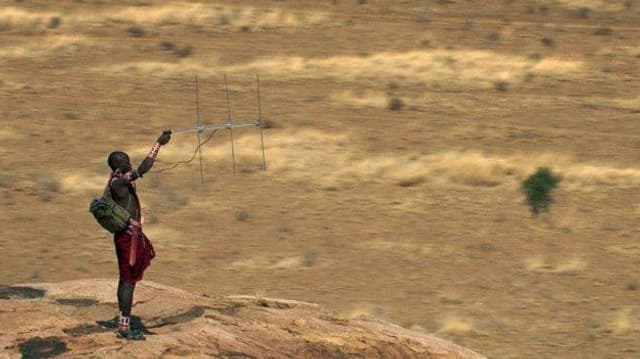Massai sucht mit Antenne nach Funksignal. Massai sucht mit Antenne nach Funksignal.