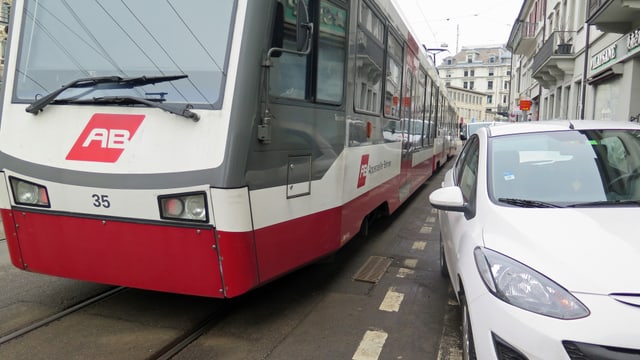 Zug fährt an parkiertem Auto vorbei. Zug fährt an parkiertem Auto vorbei.
