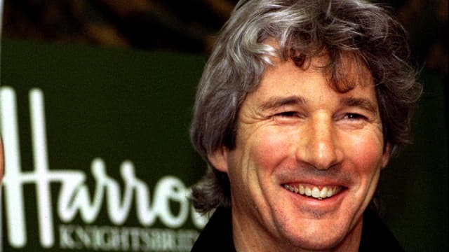 Richard Gere lächelt während einem Fototermin im Kaufhaus Harrods in London. Richard Gere lächelt während einem Fototermin im Kaufhaus Harrods in London.