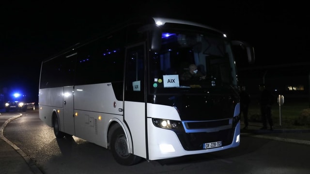 Ankunft der Passagiere mit einem Bus. Ankunft der Passagiere mit einem Bus.