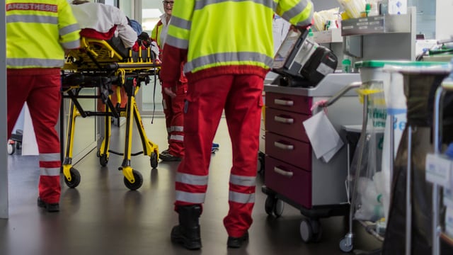 Sanitäter stehen im Gang eines Spitals. Sanitäter stehen im Gang eines Spitals.