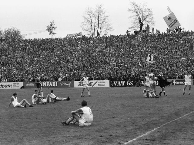 Lausanne-Spieler sitzen auf dem Spielfeld Lausanne-Spieler sitzen auf dem Spielfeld