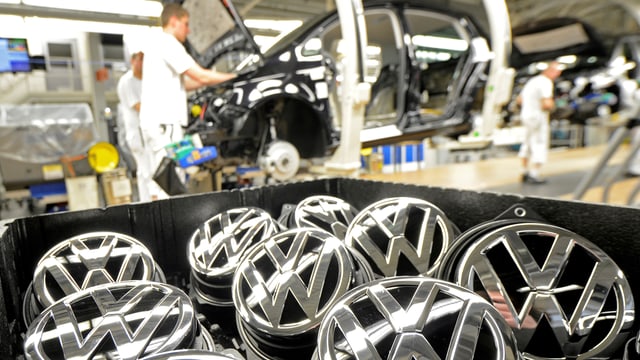 Symbolbild: VW-Markensymbole werden in der Produktionsstrasse eingebaut. Symbolbild: VW-Markensymbole werden in der Produktionsstrasse eingebaut.