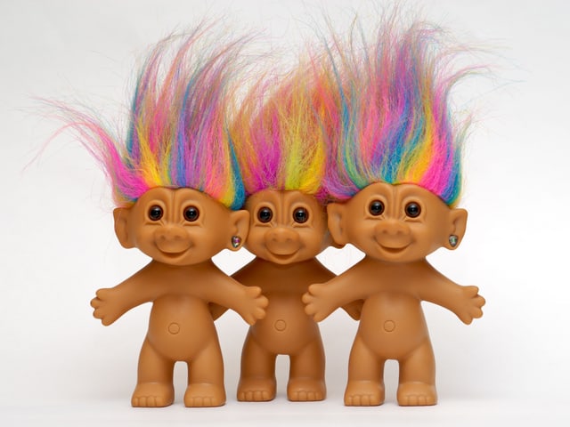 Drei nackte Troll-Puppen mit farbigen Haaren Drei nackte Troll-Puppen mit farbigen Haaren