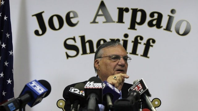 Joe Arpaio: Verletzung von gerichtlichen Anordnungen. Joe Arpaio: Verletzung von gerichtlichen Anordnungen.