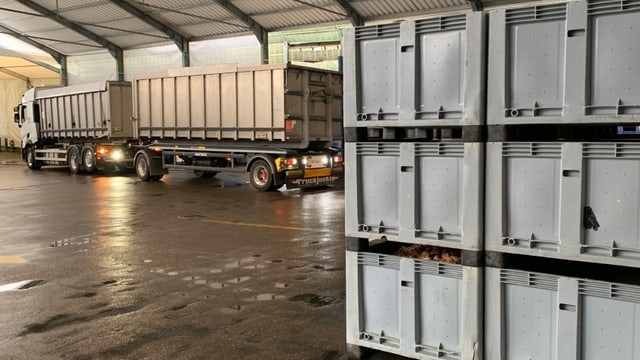 Ein grosser Lastwagen fährt vor. Ein grosser Lastwagen fährt vor.