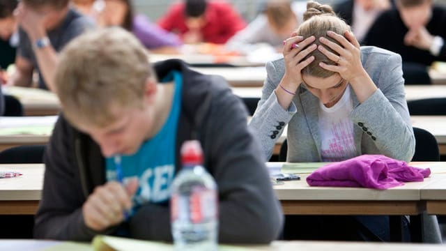 Schülerinnen und Schüler wärend der Prüfung Schülerinnen und Schüler wärend der Prüfung