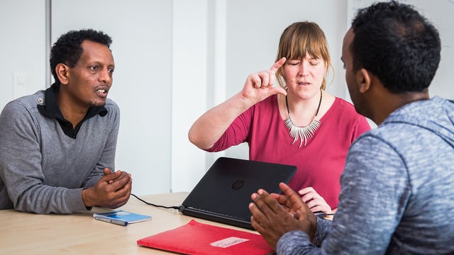 Annelies Djellal am Tisch mit zwei Eritreern. Annelies Djellal am Tisch mit zwei Eritreern.