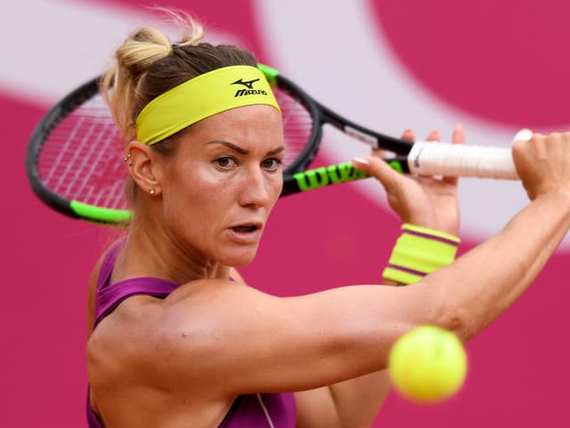 Conny Perrin spielt eine Rückhand. Conny Perrin spielt eine Rückhand.