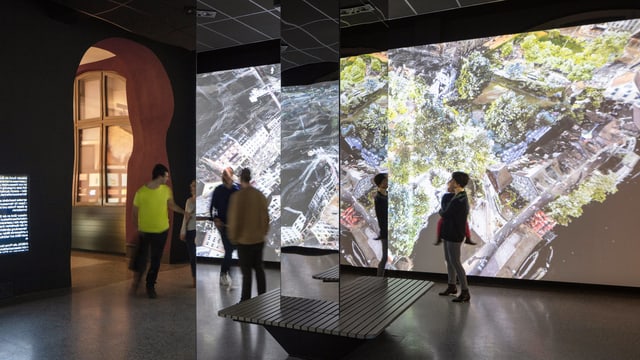 Ausstellungsraum im Landesmuseum mit Filmen an der Wand Ausstellungsraum im Landesmuseum mit Filmen an der Wand