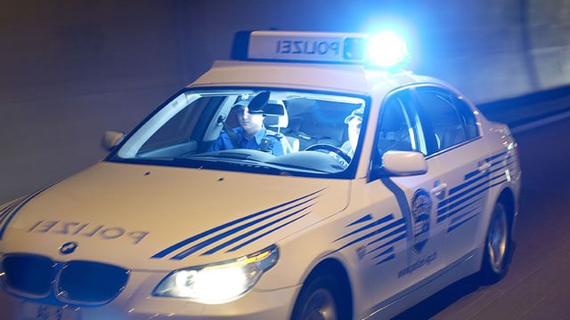 Symbolbild Polizeistreife unterwegs mit Blaulicht Symbolbild Polizeistreife unterwegs mit Blaulicht