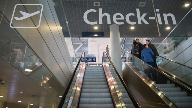 Blick auf zwei Rolltreppen im Check-in-Bereich. Blick auf zwei Rolltreppen im Check-in-Bereich.