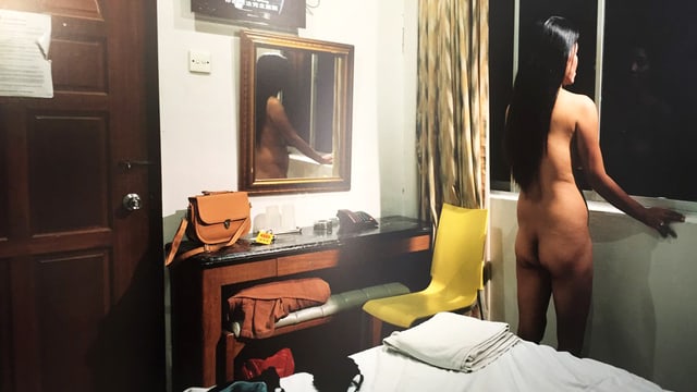Nackte Frau von hinten in einem Zimmer. Nackte Frau von hinten in einem Zimmer.