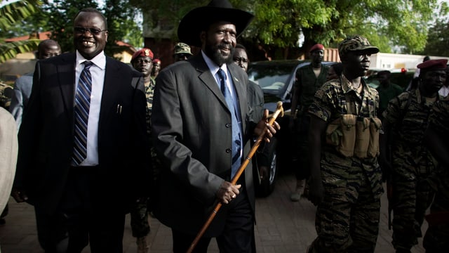 Präsident Salva Kiir (rechts) und sein ehemaliger Stellvertreter Riek Machar gehen nebeneinander. Präsident Salva Kiir (rechts) und sein ehemaliger Stellvertreter Riek Machar gehen nebeneinander.