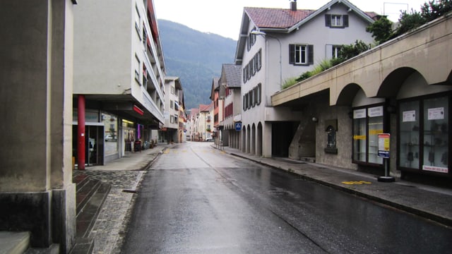 La via principala tras il vitg da Domat che duai vegnir sanada. La via principala tras il vitg da Domat che duai vegnir sanada.