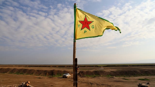 Auf der YPG-Flagge ziert ein roter Stern den gelben Grund. Auf der YPG-Flagge ziert ein roter Stern den gelben Grund.