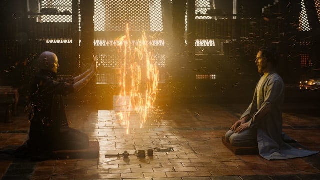 Filmszene aus Doctor Strange: Zwei Personen knien sich gegenüber in einem Schrein. Filmszene aus Doctor Strange: Zwei Personen knien sich gegenüber in einem Schrein.