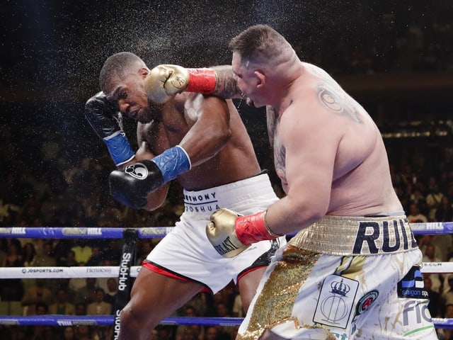 Andy Ruiz trifft Anthony Joshua am Kopf. Andy Ruiz trifft Anthony Joshua am Kopf.