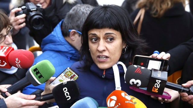 Anna Gabriél wird von Journalisten umringt. Anna Gabriél wird von Journalisten umringt.