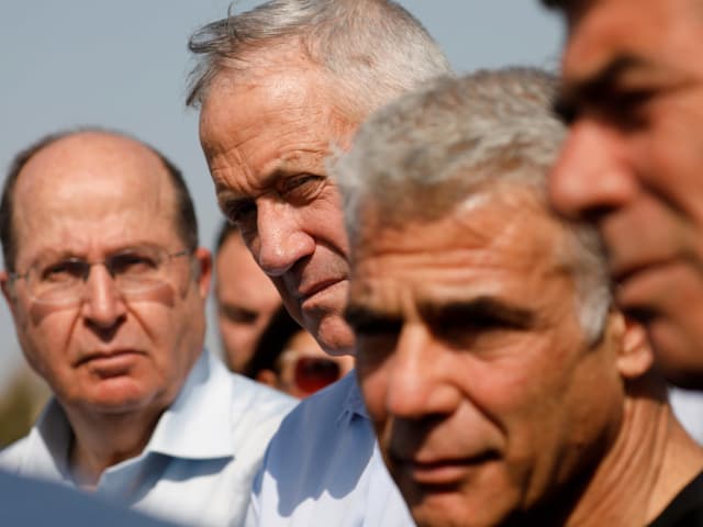 Benny Gantz mit Parteikollegen Benny Gantz mit Parteikollegen