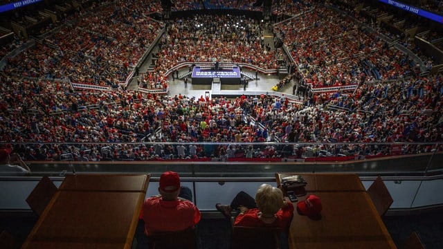 fulla da 20'000 aderents da Trump en stadion. fulla da 20'000 aderents da Trump en stadion.