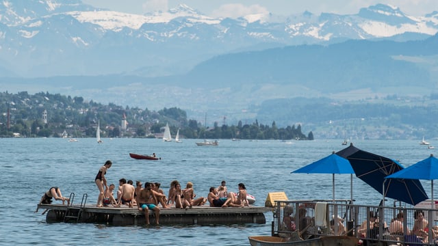 Menschen auf Ponton auf Zürisee Menschen auf Ponton auf Zürisee