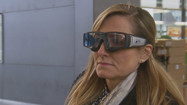 Eine Frau mit Videobrille. Eine Frau mit Videobrille.
