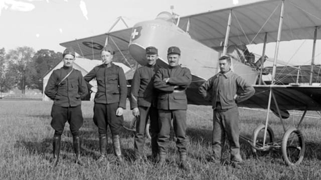 Piloten stehen vor einem Zweidecker Piloten stehen vor einem Zweidecker