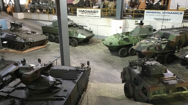 Panzer in einer Halle
